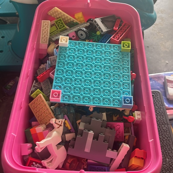 Mixed box of Lego pieces. - Picture 3 of 4